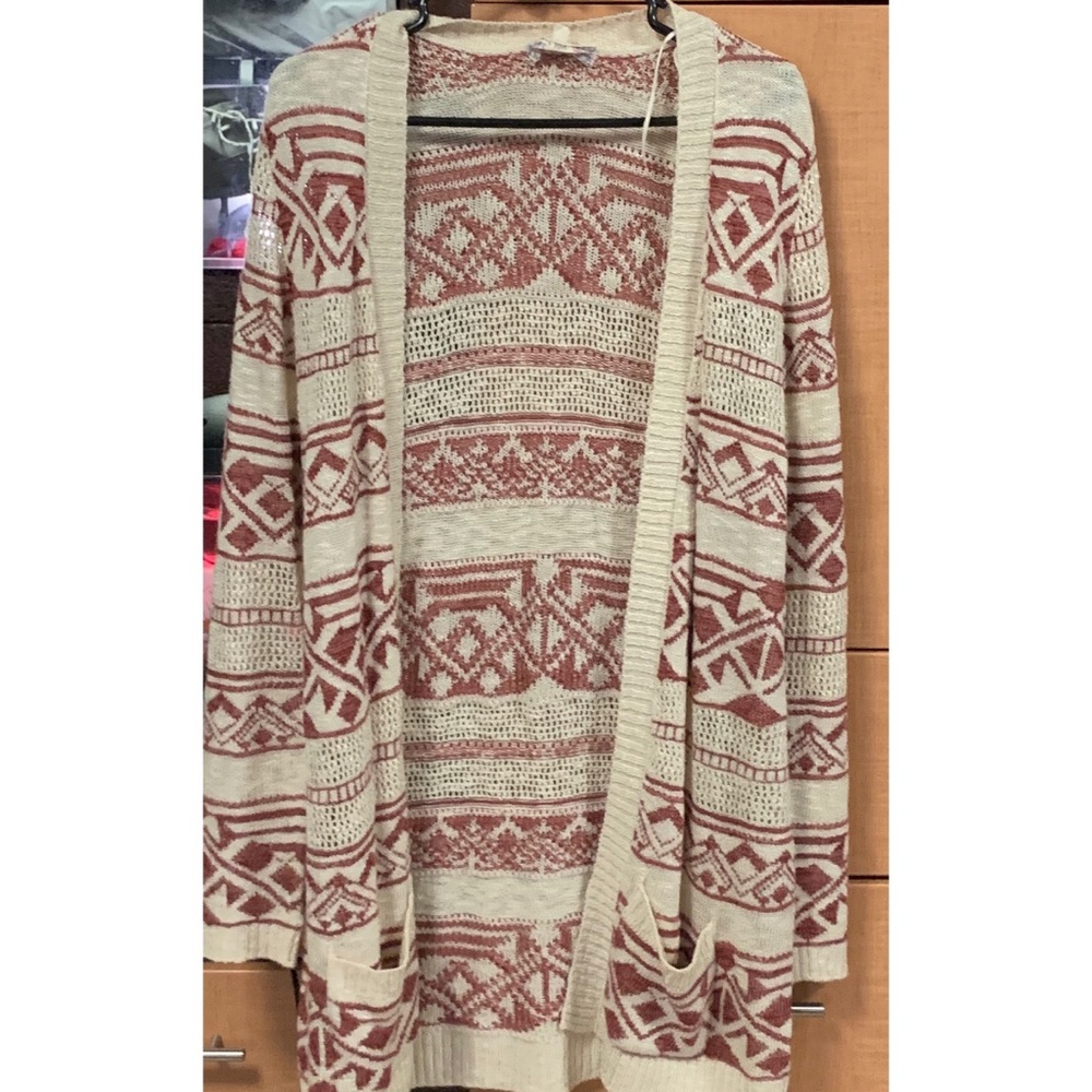 Cream cardigan with maroon patterns and pockets